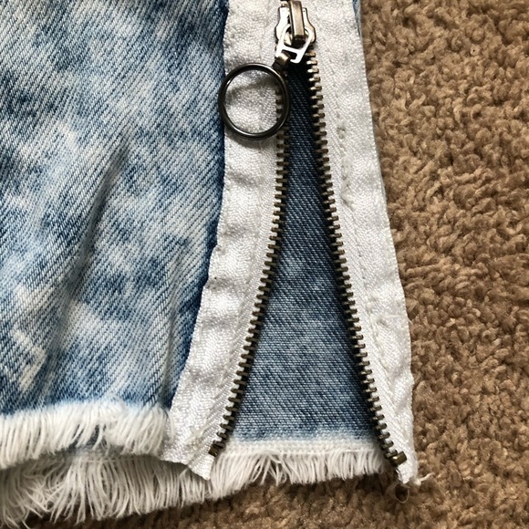3/$25 🙌🏼 Forever 21 Acid Wash Zipper Side High Waisted Short Jean Shorts 26 - Picture 4 of 4